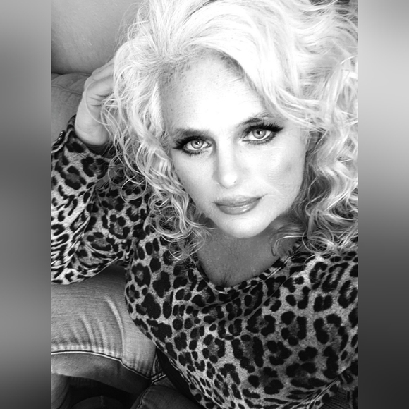 Meet your Posher, Jeannie - Picture 3 of 3